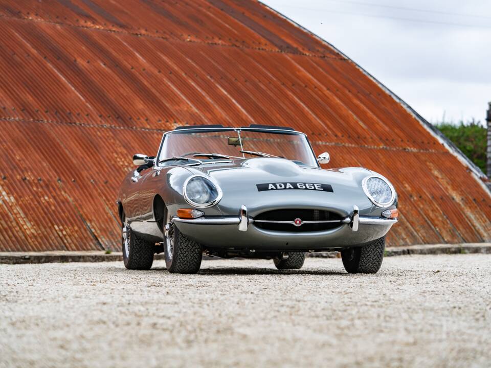 Image 3/34 de Jaguar E-Type (1968)
