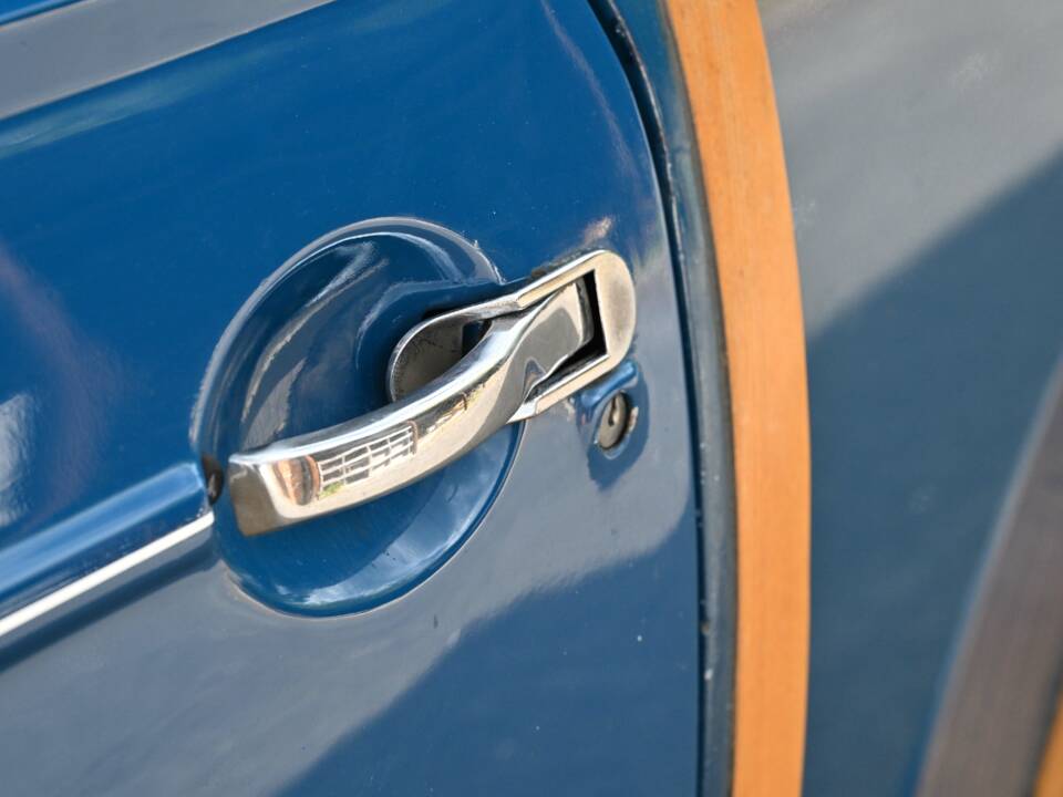 Image 24/37 of Morris Minor 1000 Traveller (1971)