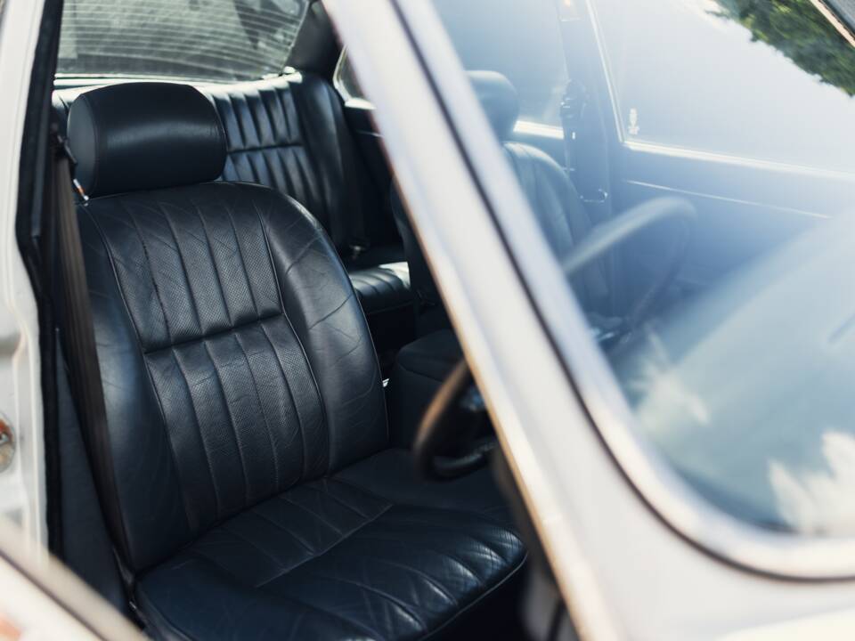 Image 24/50 of Jaguar XJ 6 4.2 (1982)