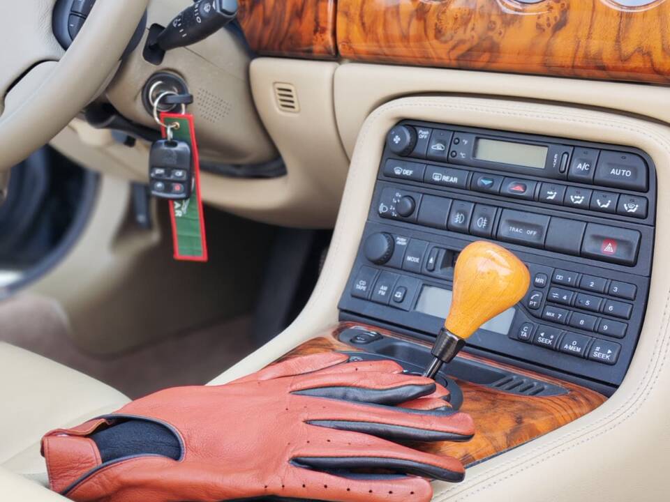 Imagen 13/21 de Jaguar XKR (2001)