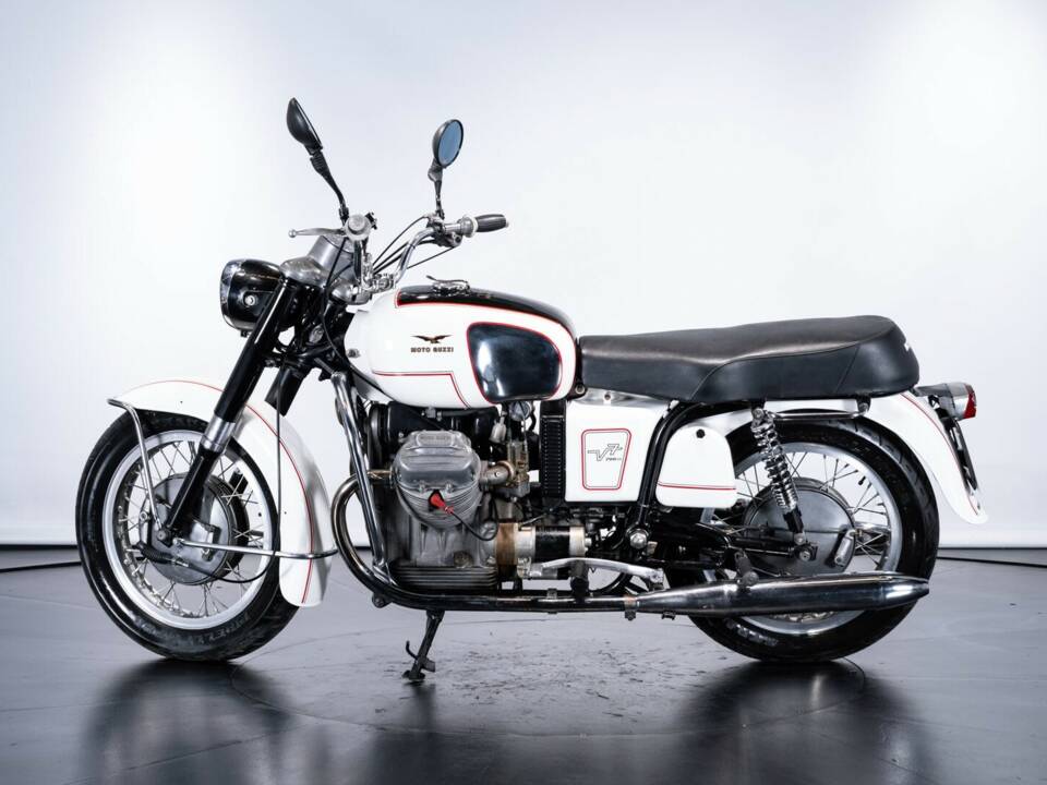 Immagine 2/30 di Moto Guzzi V 7 (1967)