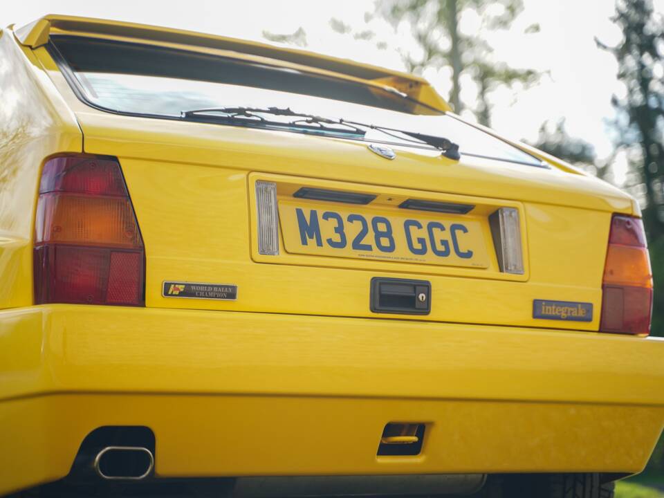 Image 24/50 of Lancia Delta HF Integrale Evoluzione II (1994)