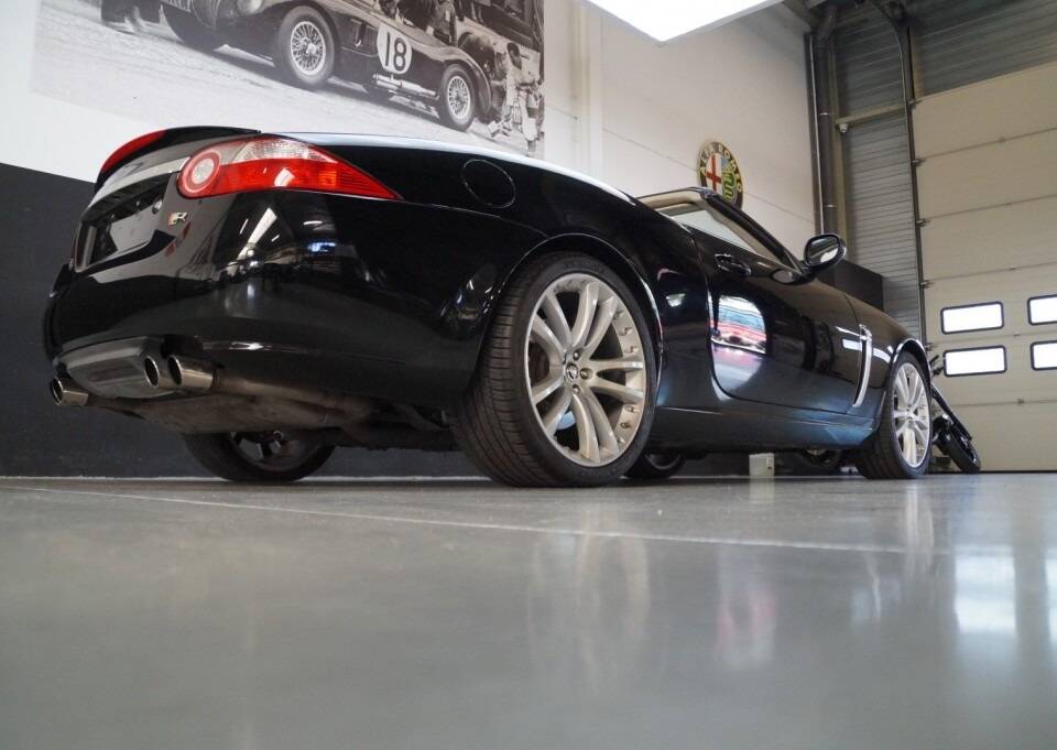 Image 24/65 de Jaguar XKR (2009)