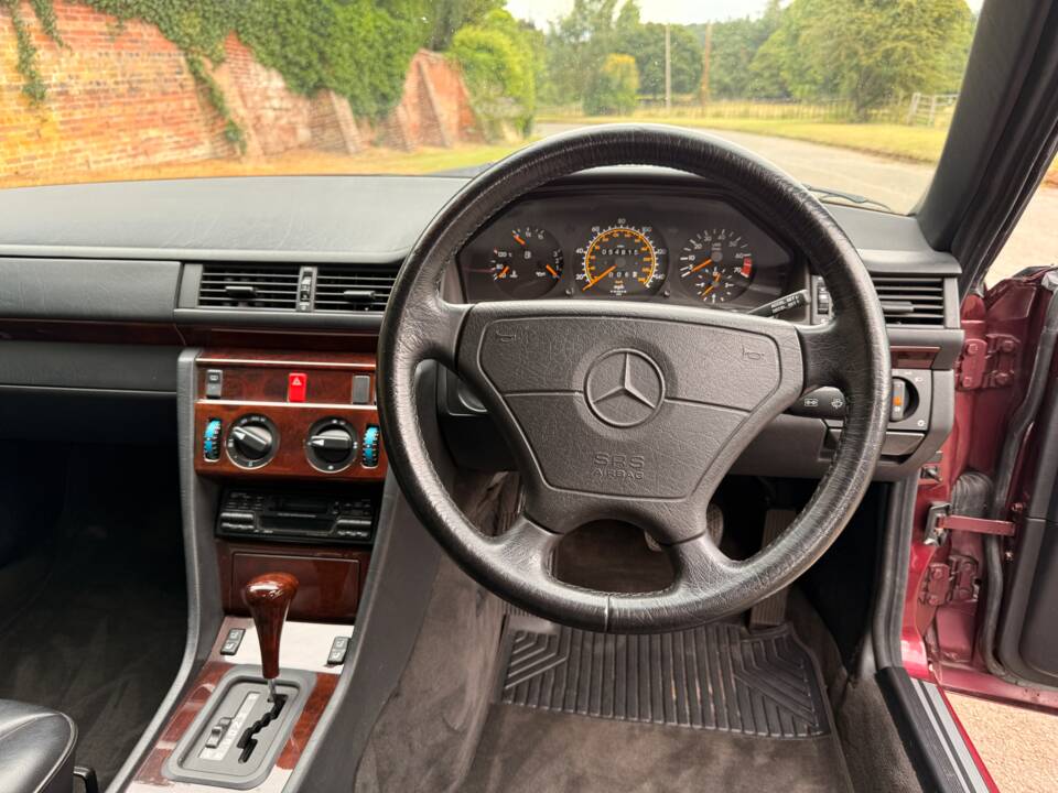 Bild 17/32 von Mercedes-Benz E 220 (1996)