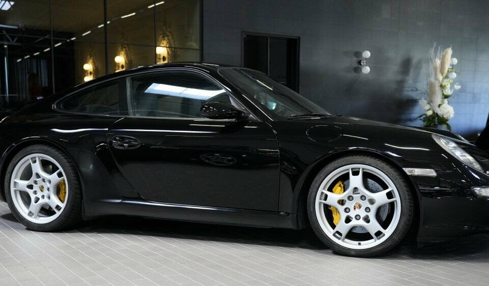 Image 2/15 of Porsche 911 Carrera S (2004)