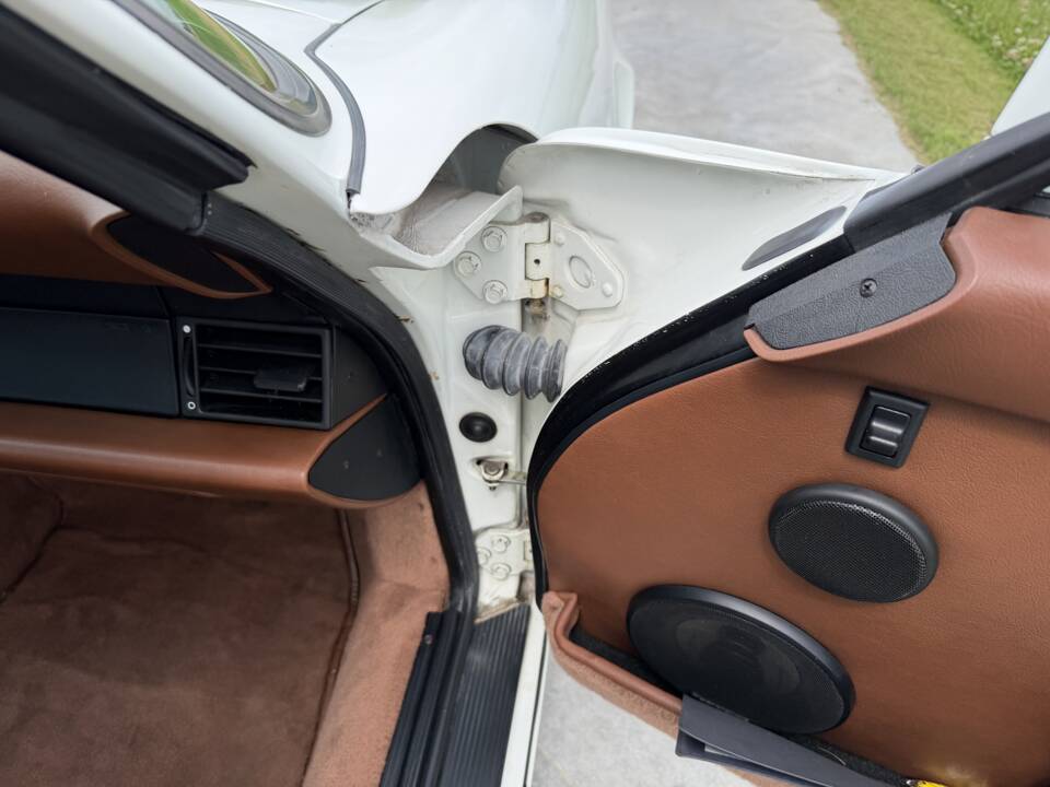 Image 37/62 of Porsche 911 Carrera 2 (1990)