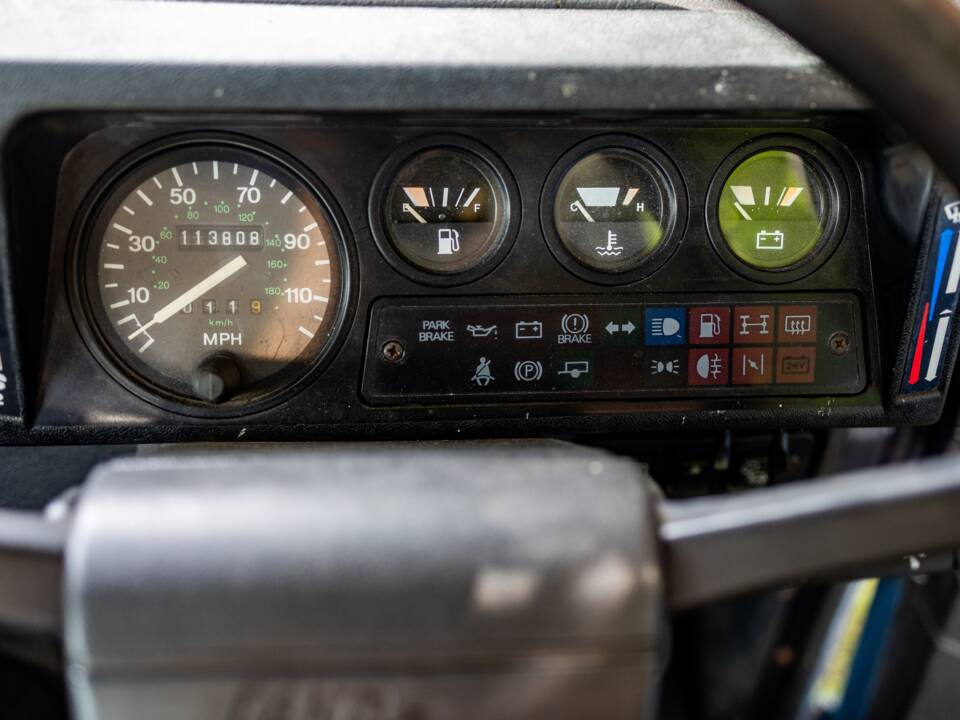 Image 40/50 of Land Rover 110 (1988)