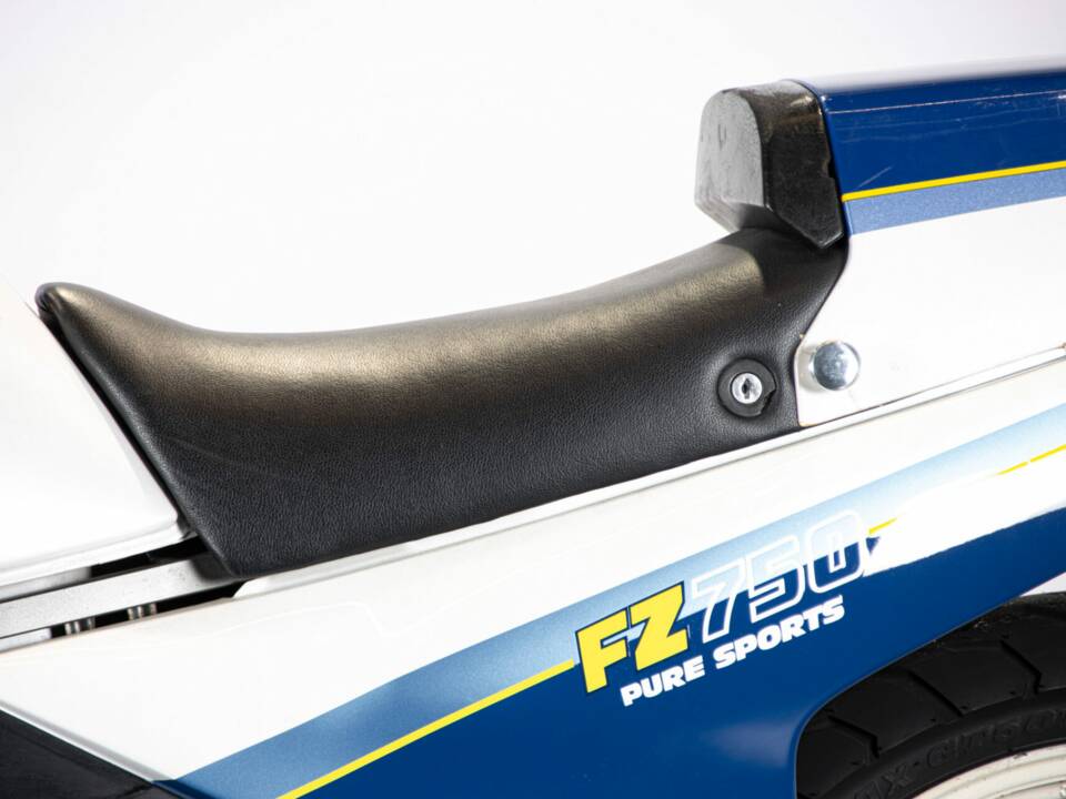 Image 16/50 of Yamaha FZ 750 (1986)