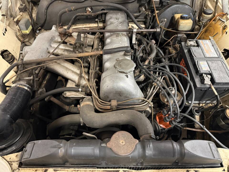Image 5/18 of Mercedes-Benz 250 CE (1968)