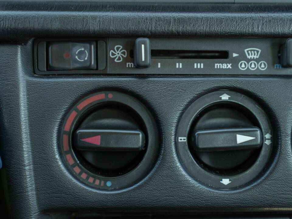 Imagen 43/50 de Mercedes-Benz 190 E (1988)