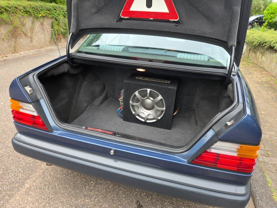 Afbeelding 49/54 van Mercedes-Benz 200 E (1992)