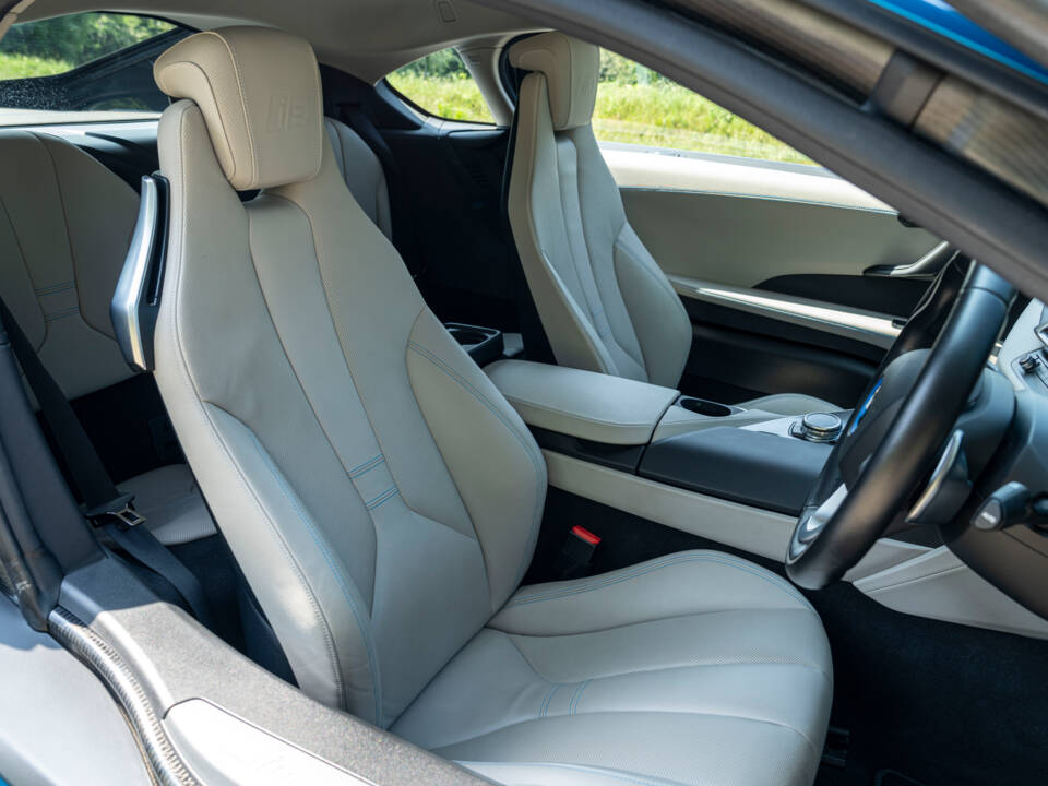 Image 27/33 of BMW i8 Coupé (2015)