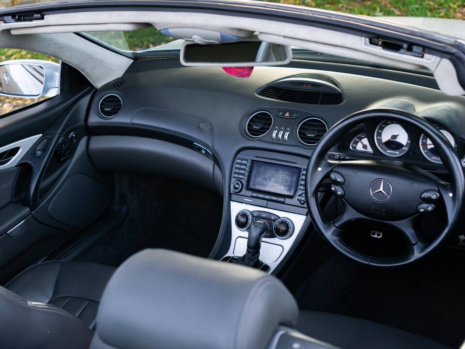 Image 28/45 of Mercedes-Benz SL 55 AMG (2004)