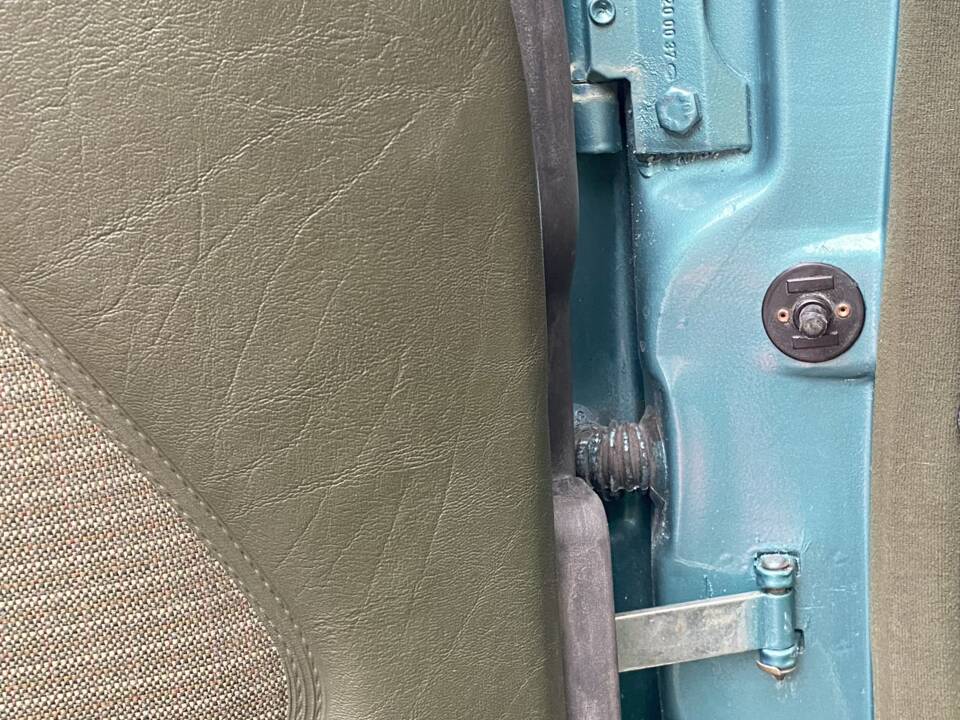 Image 51/66 of Mercedes-Benz 230 CE (1981)