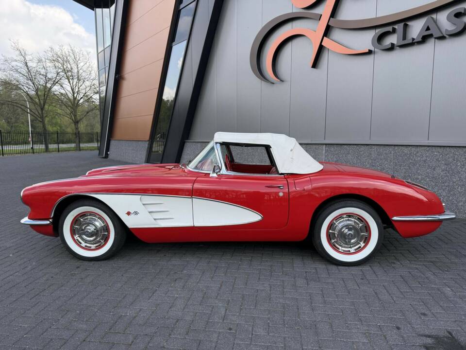 Image 32/50 of Chevrolet Corvette (1959)