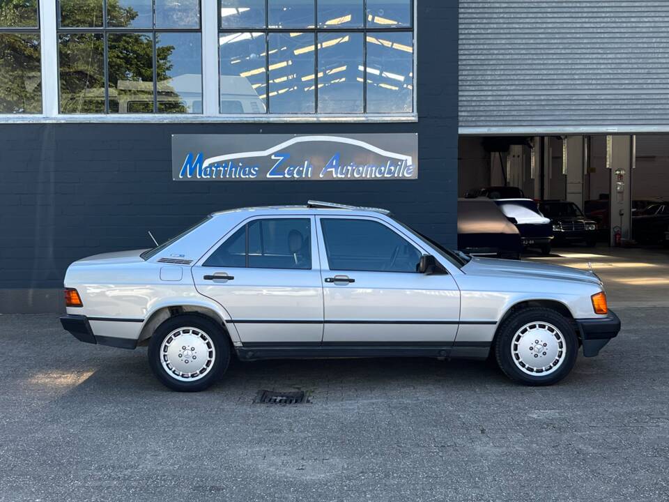 Image 14/89 de Mercedes-Benz 190 E 2.6 (1988)