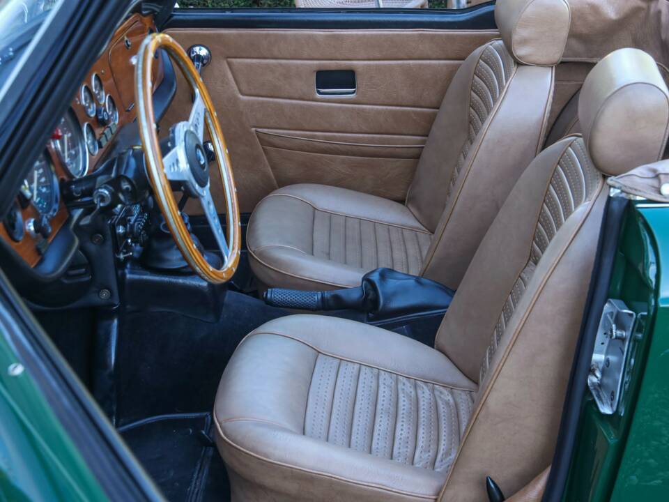 Immagine 37/50 di Triumph TR 6 (1976)