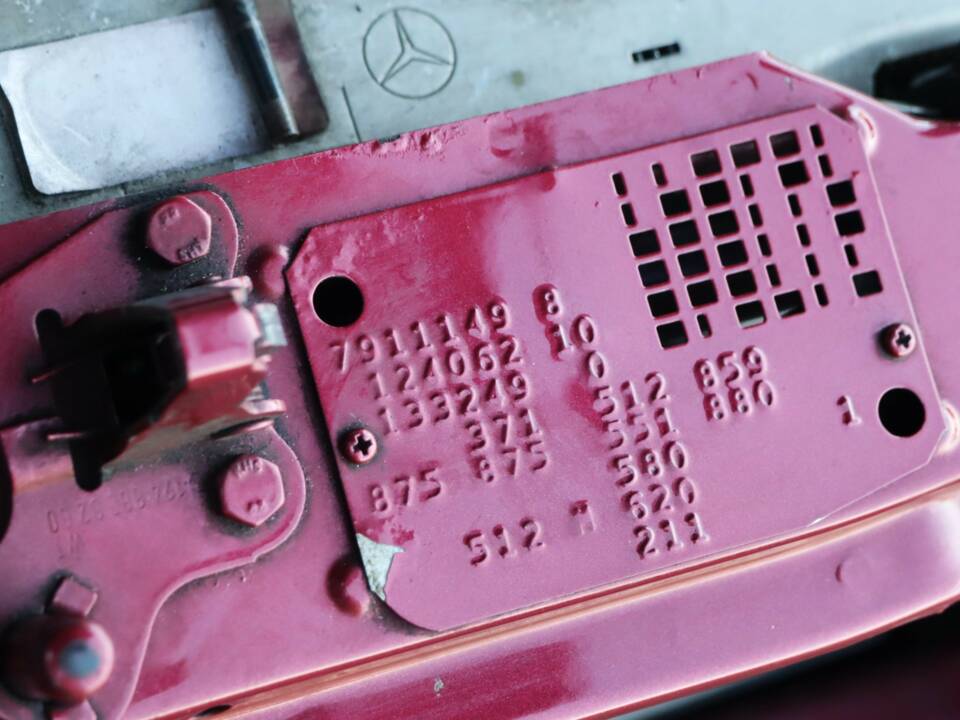 Image 18/50 of Mercedes-Benz E 220 (1994)