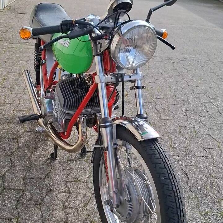 Image 3/8 of Benelli 250 2C (1975)