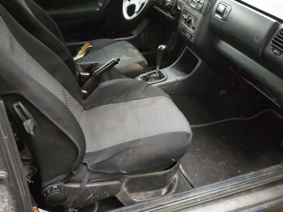 Image 11/50 of Volkswagen Golf III Cabrio 1.6 (1996)