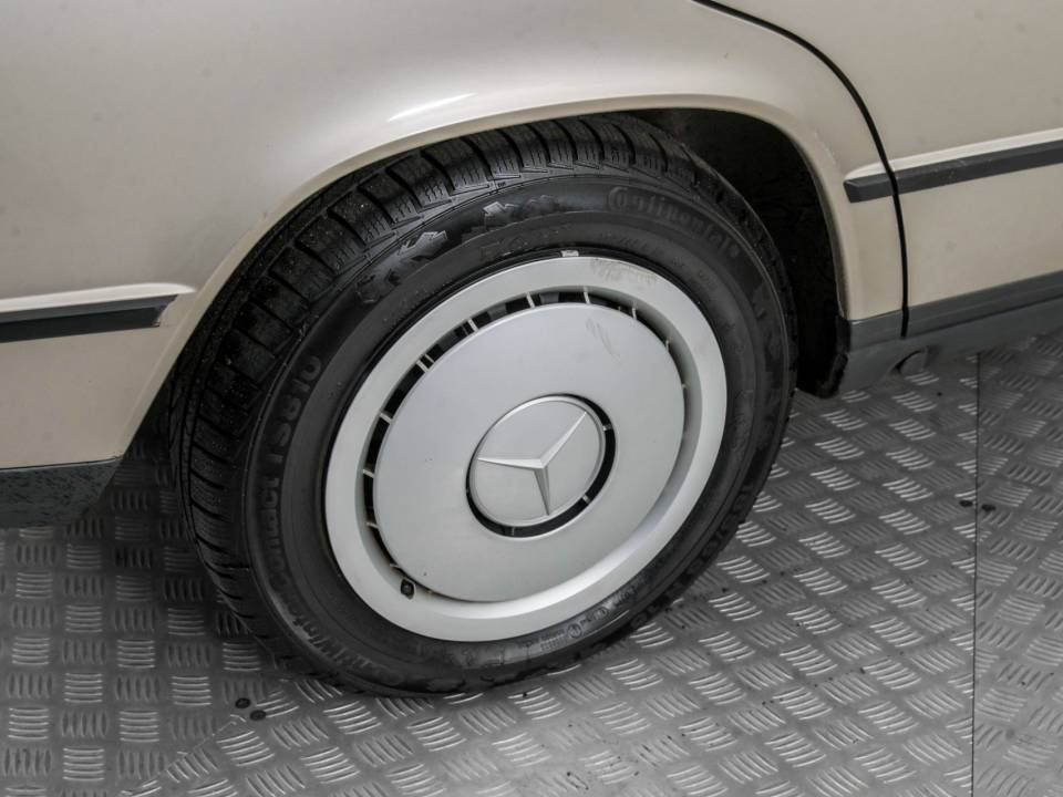 Image 33/50 of Mercedes-Benz 190 D (1986)