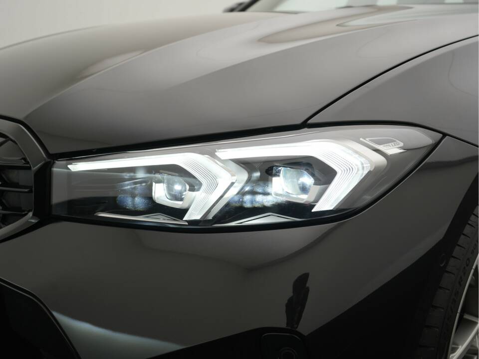 Image 44/50 of BMW 330i xDrive Touring (2025)