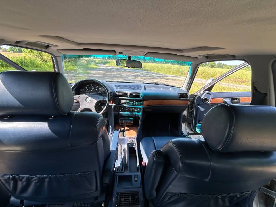 Image 18/33 de BMW 735i (1990)