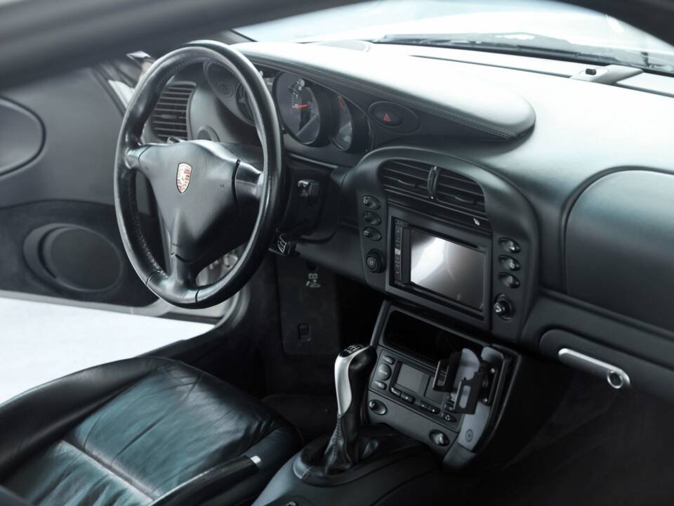 Image 25/50 of Porsche 911 Carrera 4S (2004)