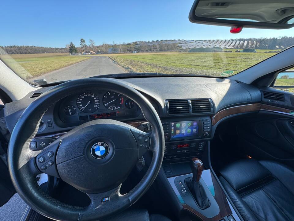 Bild 17/75 von BMW 540i (2001)