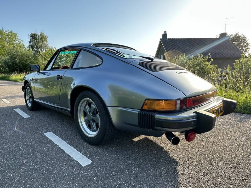 Image 7/8 de Porsche 911 Carrera 3.2 (1985)