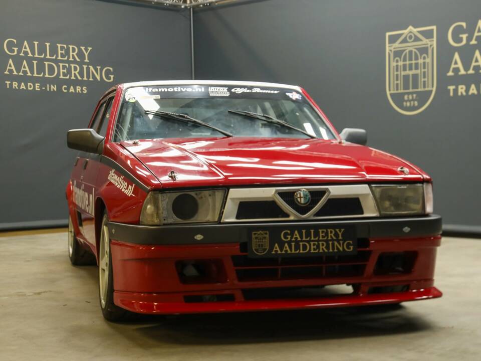 Image 50/50 de Alfa Romeo 75 3.0 V6 QV (1990)