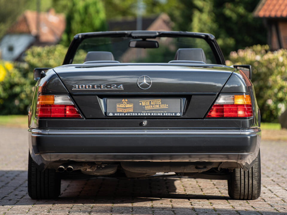 Afbeelding 19/40 van Mercedes-Benz 300 CE-24 (1993)