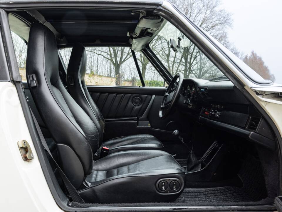 Afbeelding 30/45 van Porsche 911 Carrera 3.2 (WTL) (1988)