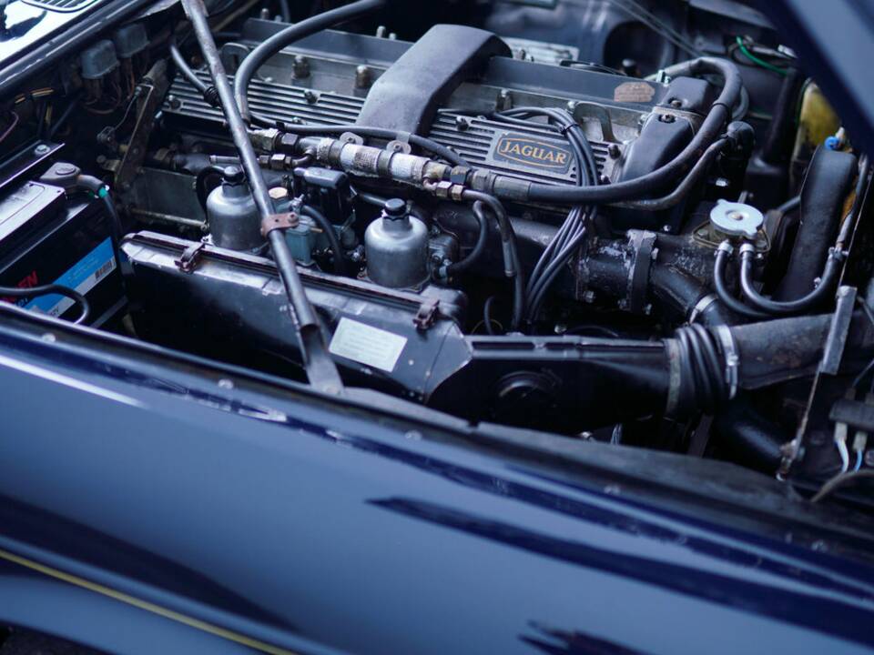 Image 4/26 de Jaguar XJ 6 L 4.2 (1976)