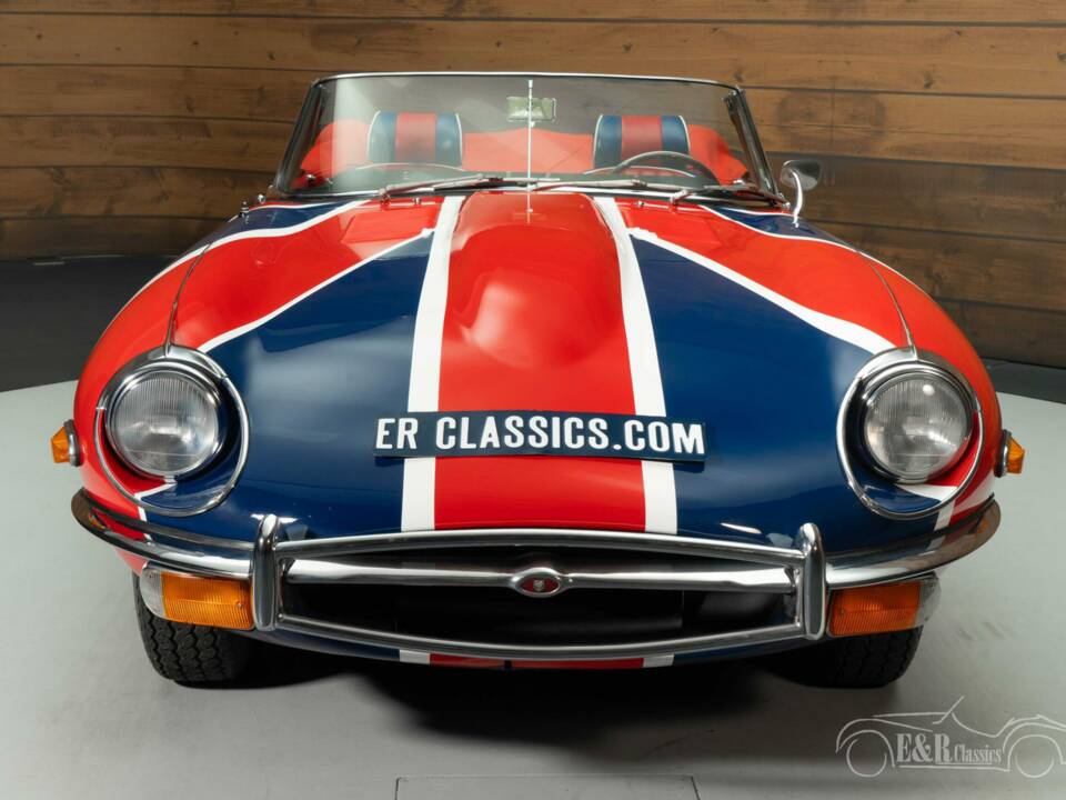 Image 4/8 de Jaguar E-Type (1970)