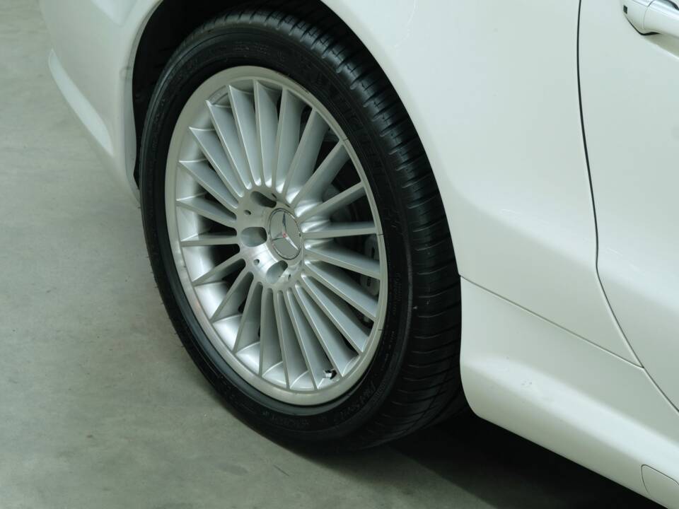 Image 23/50 of Mercedes-Benz SL 55 AMG (2003)