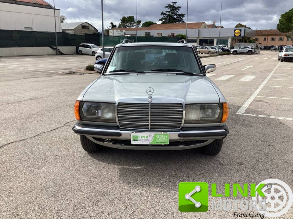 Immagine 2/10 di Mercedes-Benz 200 T (1985)