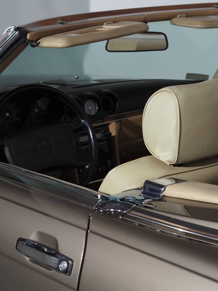 Image 17/50 of Mercedes-Benz 560 SL (1988)