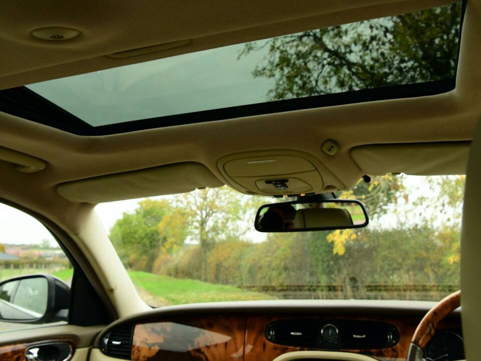 Image 16/50 of Jaguar XJ 8 4.2 (2008)