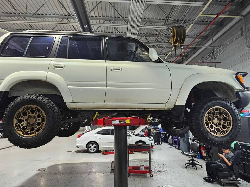Image 33/48 de Toyota Land Cruiser FJ80 (1992)