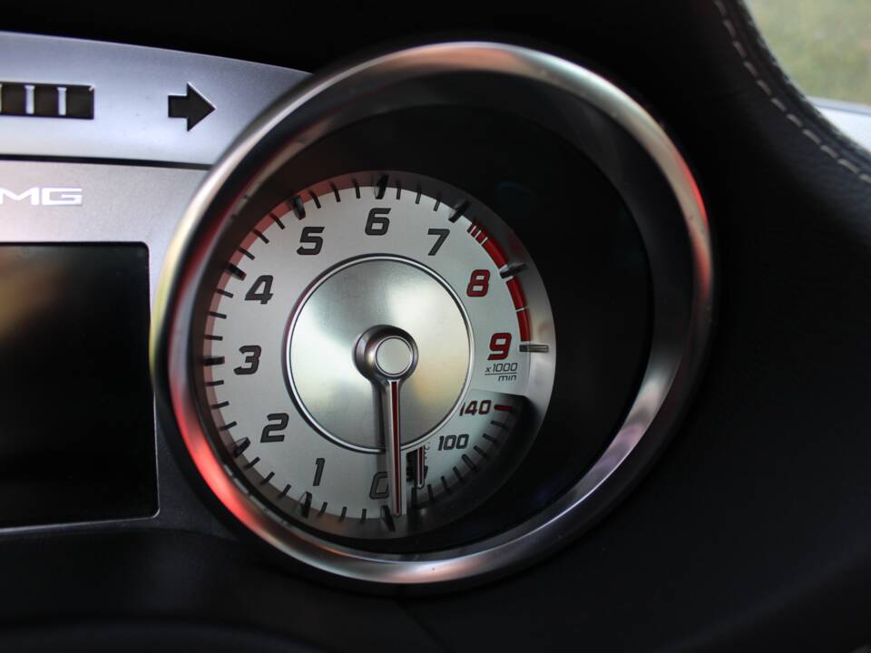 Image 38/57 of Mercedes-Benz SLS AMG (2010)