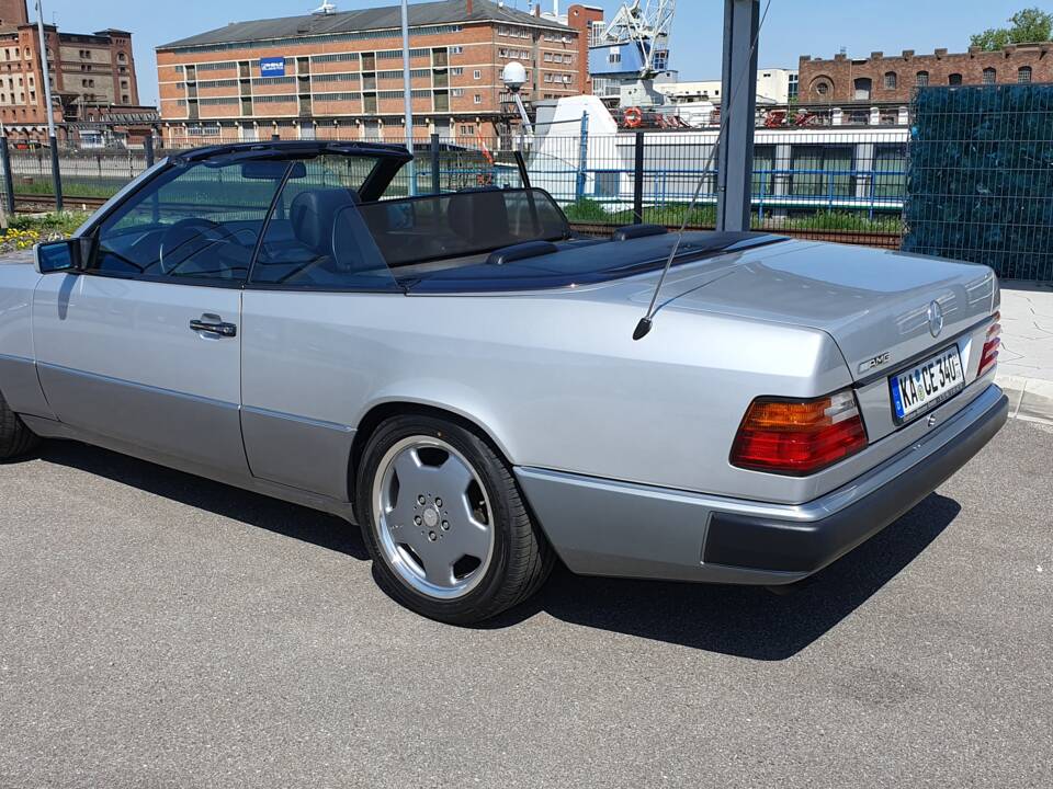 Imagen 38/94 de Mercedes-Benz 300 CE-24 3.4 AMG (1992)
