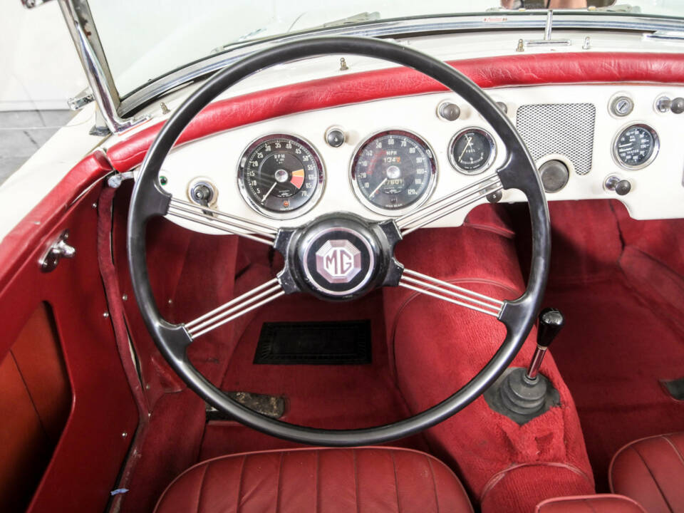 Image 8/50 of MG MGA 1500 (1957)