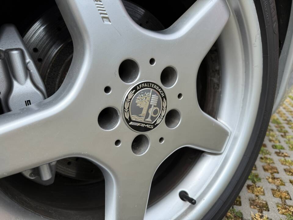 Image 6/29 of Mercedes-Benz SL 55 AMG (2004)