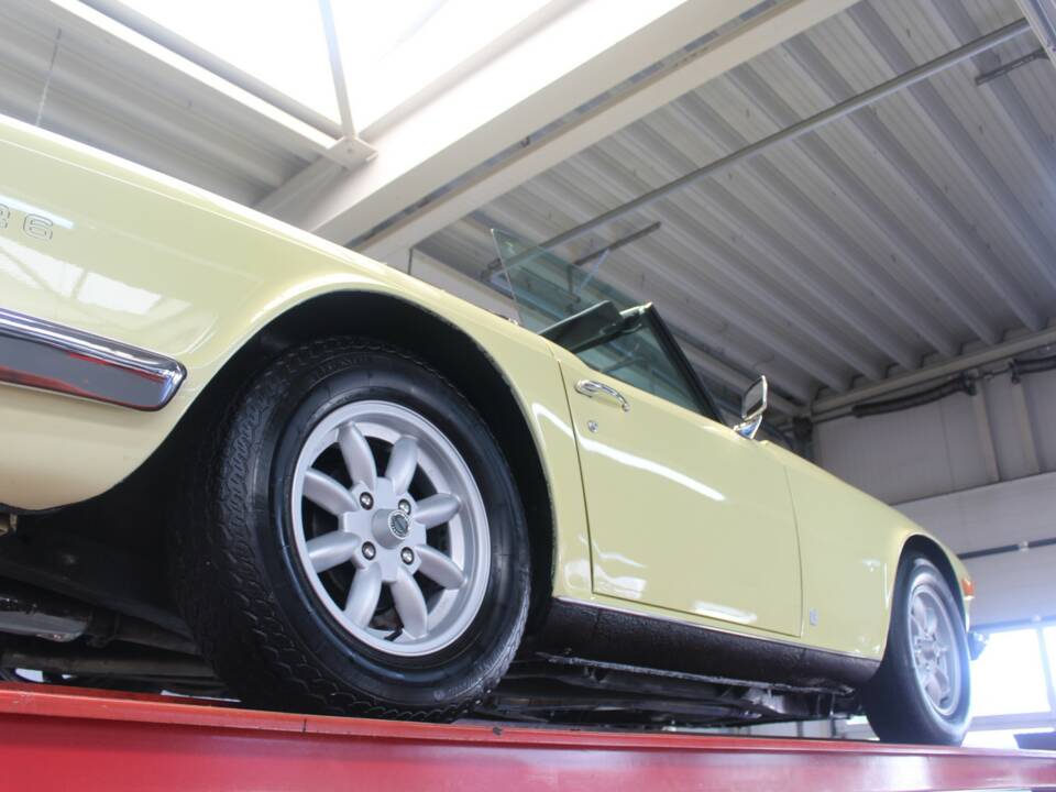 Image 11/50 of Triumph TR 6 (1971)