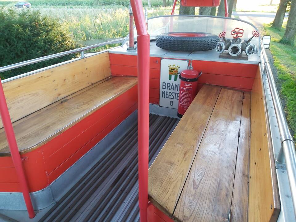 Hinterer Aufbau mit 2 Holzsitzbänken, aufklappbar