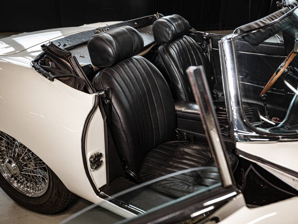 Image 23/53 de Jaguar E-Type (1970)