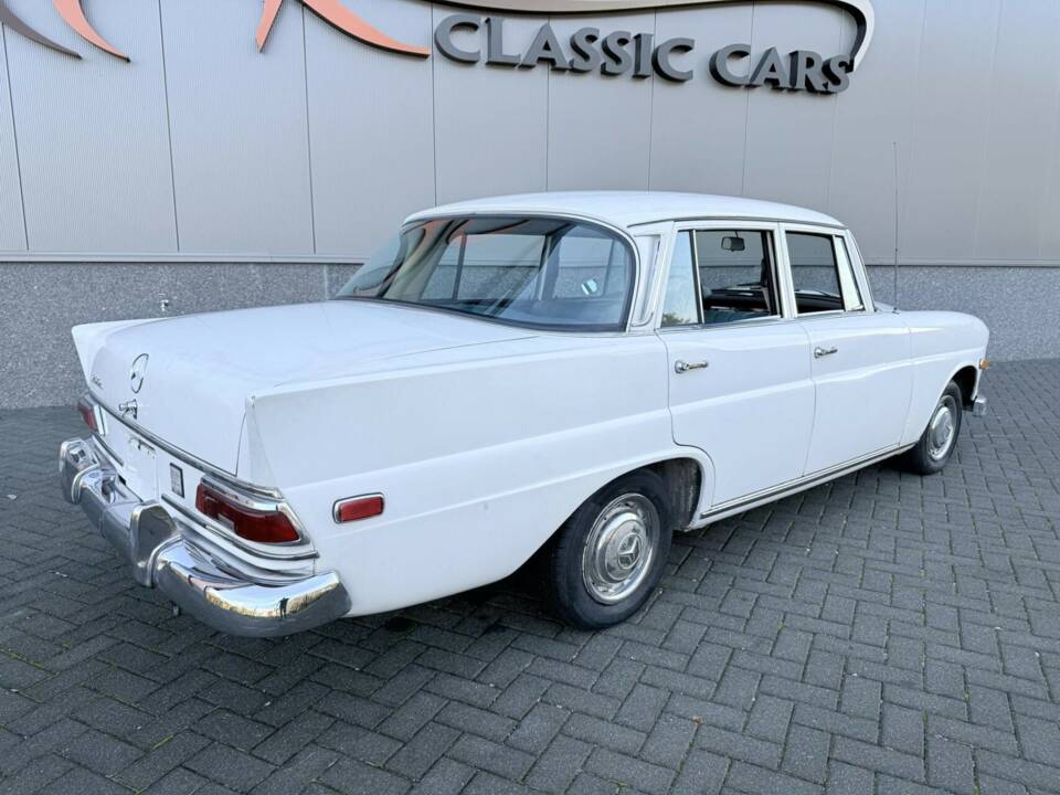 Bild 10/50 von Mercedes-Benz 230 (1968)