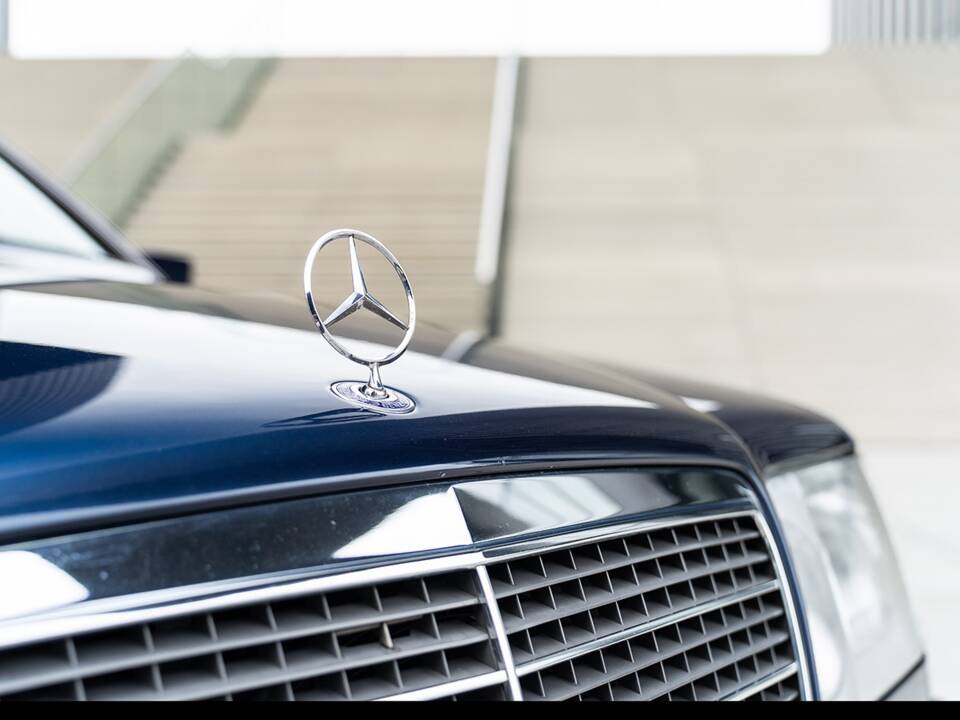 Image 13/45 of Mercedes-Benz E 220 (1995)