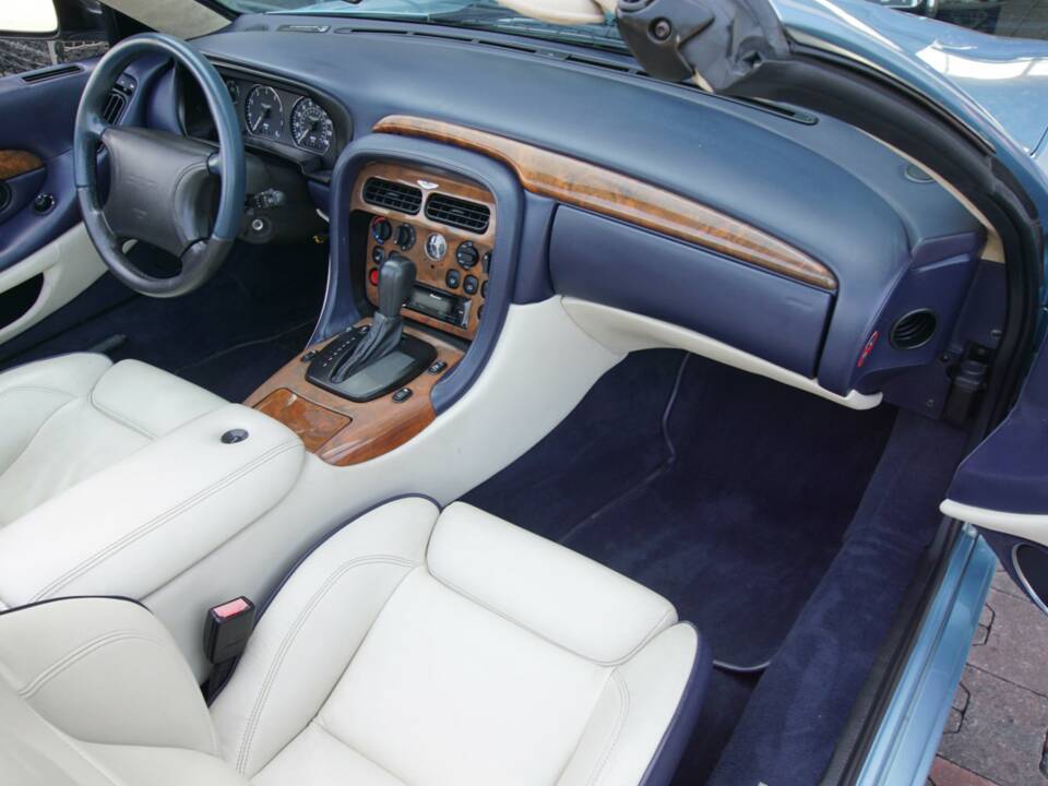 Image 40/50 of Aston Martin DB 7 Vantage Volante (2000)